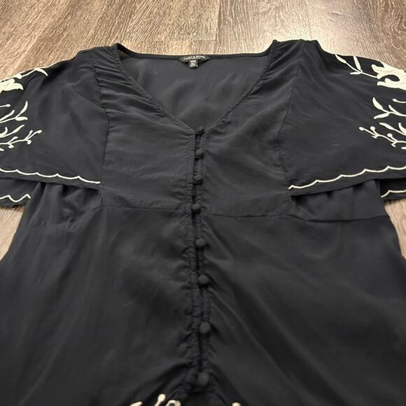 EUC Lucky Brand Black Embroidered Blouse Size Medium Flutter Sleeve Boho Top - Picture 11 of 13